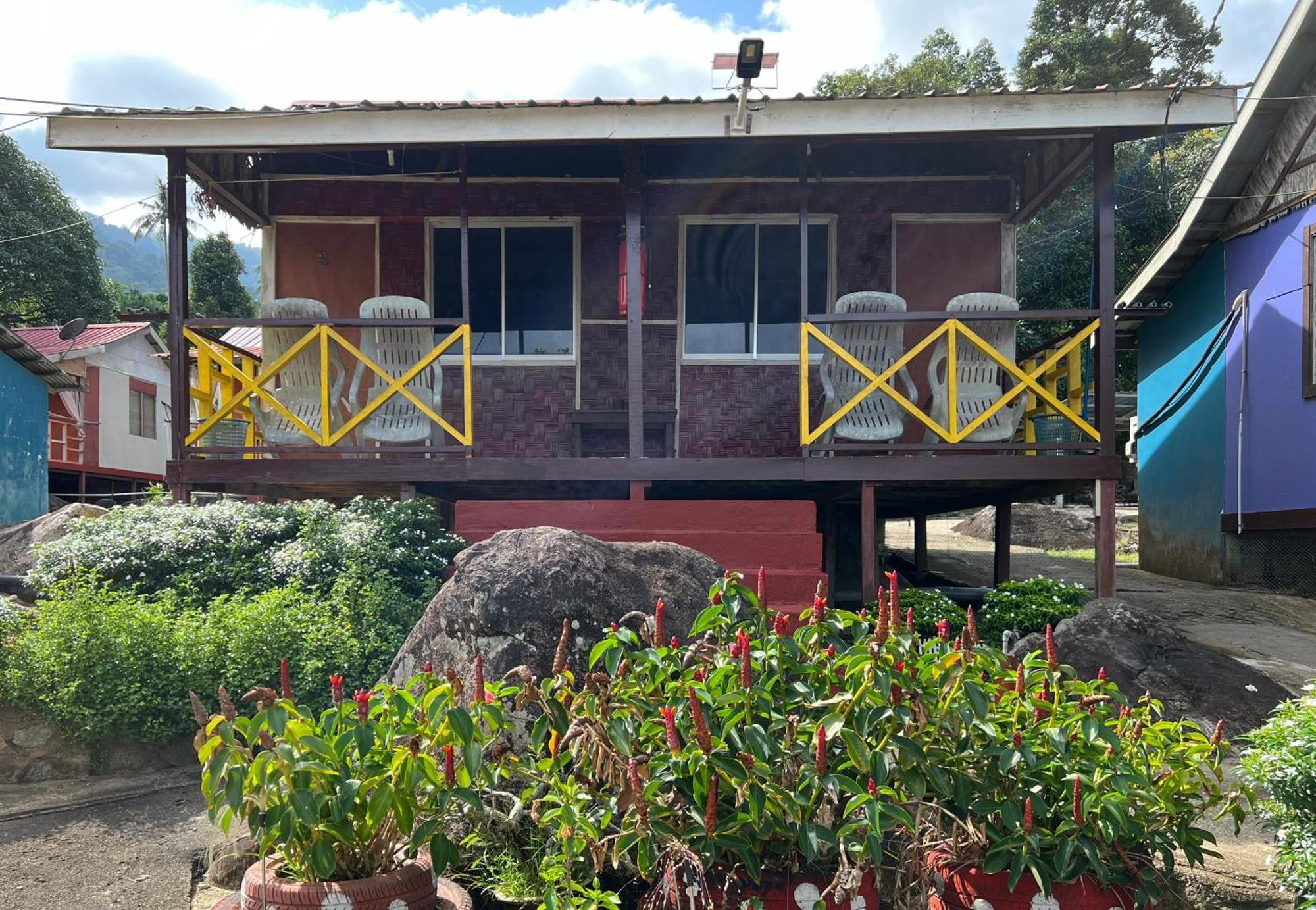 Mukut Coral Chalet Kampong Mukut Exterior photo